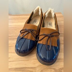 New UGG Haylie Women's Navy Patent and Chestnut shearling rain shoes